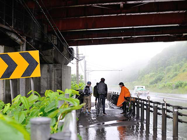 【サイクルレインポンチョ】蒸れにくい　ベンチレーション　真夏も快適　着脱式フード　自転車 アウトドア No.2171