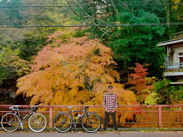 サイクリストネルと紅葉狩りのイメージ写真