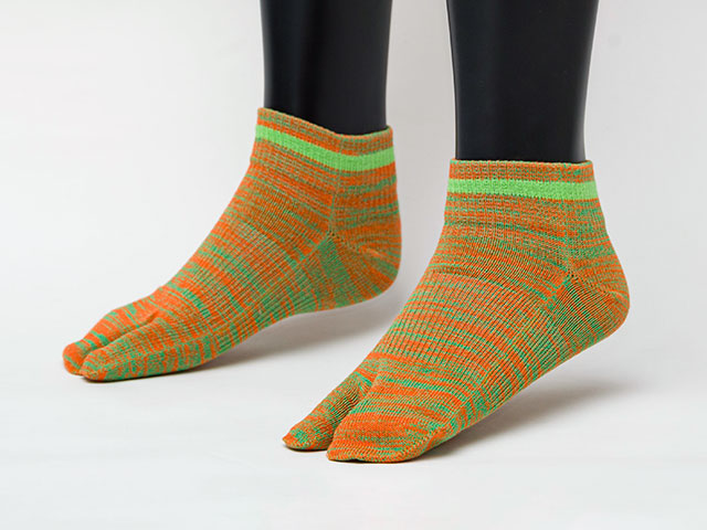 No.8044 和紙ソックス　人参　マネキン着用写真